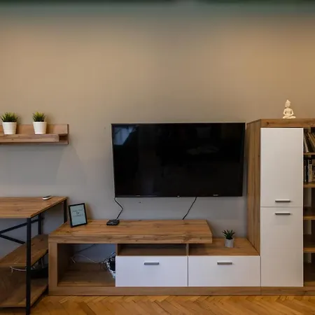 Апартамент Fancy Downtown Flat